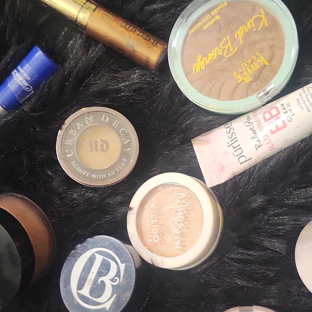 Cosmetics - Picture 2 of 3